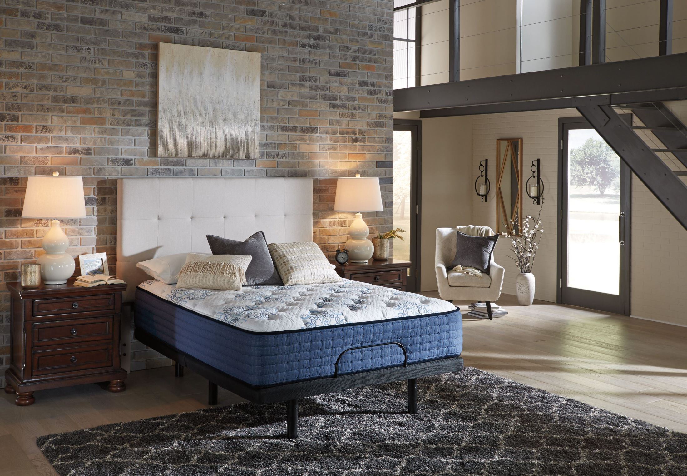 MT Dana Firm White Queen Mattress with Foundation M62131M98X32